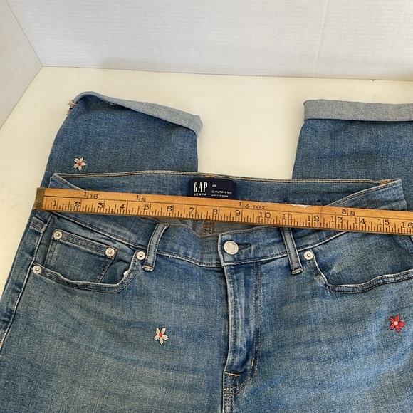 GAP DENIM Girlfriend Crop Spring Jeans Size 29 EMBROIDERED! - Picture 5 of 9